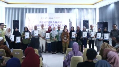 Penyerahan sertifikat halal bantuan dari Pemkot Pontianak untuk UMKM.