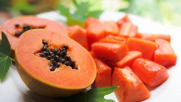 "Sedang batuk dan demam? Dukung pemulihan Anda dengan 5 rekomendasi buah terbaik yang kaya vitamin dan menghidrasi, mulai dari pisang hingga semangka."