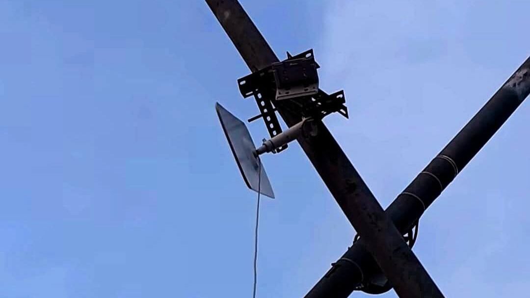 Kondisi salah satu tiang di Jembatan Sungai Sambas Besar, di mana perangkat kamera pengawas (CCTV) dilaporkan hilang dicuri.