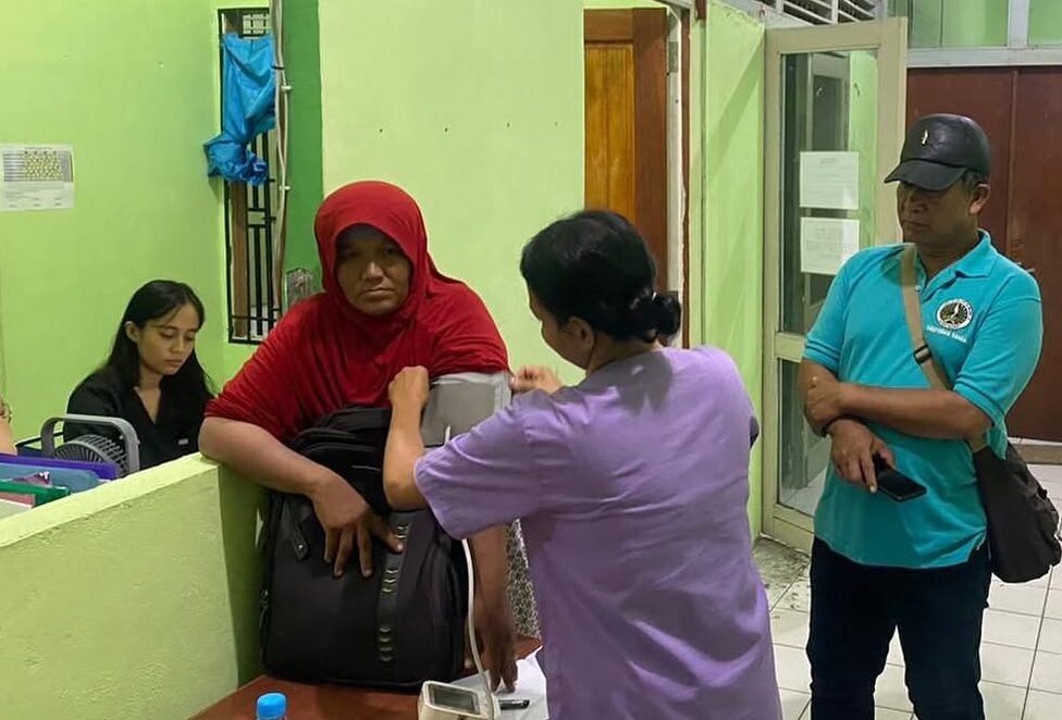 "Seorang perempuan berinisial HY mengamuk di warung bakso Sintang, melempar piring ke arah pengunjung, dan membuat aksinya viral di media sosial. Pelaku telah diamankan."