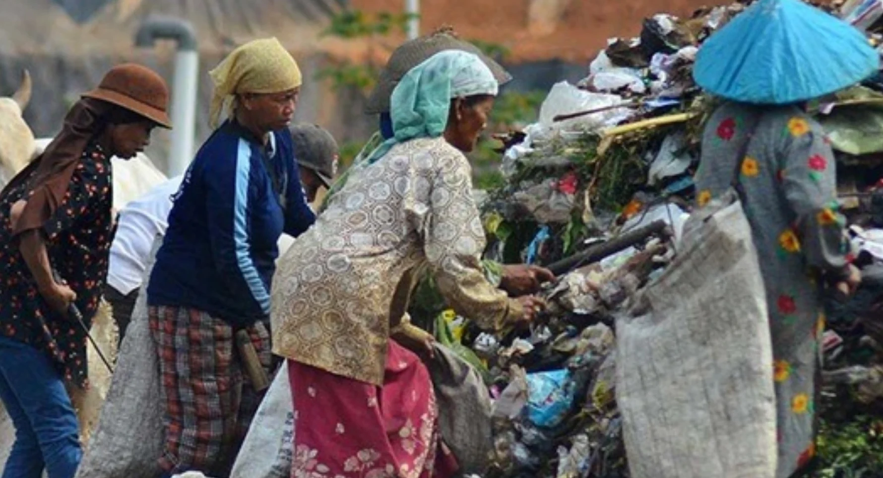"Angka kemiskinan Indonesia jadi sorotan, menempati peringkat 4 dunia dengan 60,3% menurut Bank Dunia. Kenapa data ini berbeda jauh dengan BPS? Simak penjelasannya."