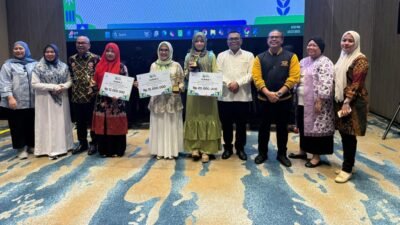 Ketua Perpustakaan FBI Pontianak berfoto bersama para pemenang dan panitia setelah menerima penghargaan Juara 1 Nasional Wilayah 3 Apresiasi Penyelenggaraan Perpustakaan Desa/Kelurahan Terbaik Tahun 2025 di Jakarta. Foto: HO/Faktakalbar.id
