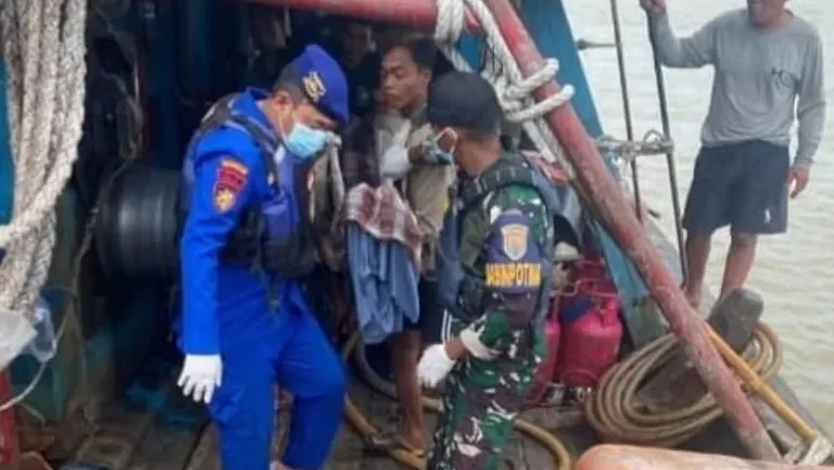 Personel Satpolairud Polres Sambas saat mengevakuasi jenazah Mulyadi (49), ABK KM. Wirangga, yang meninggal dunia. (Dok. Ist)