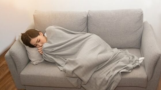 "Badan terasa meriang, demam, dan menggigil? Lakukan 5 langkah pertolongan pertama ini di rumah, mulai dari istirahat hingga cara kompres yang benar, agar tubuh lebih nyaman."