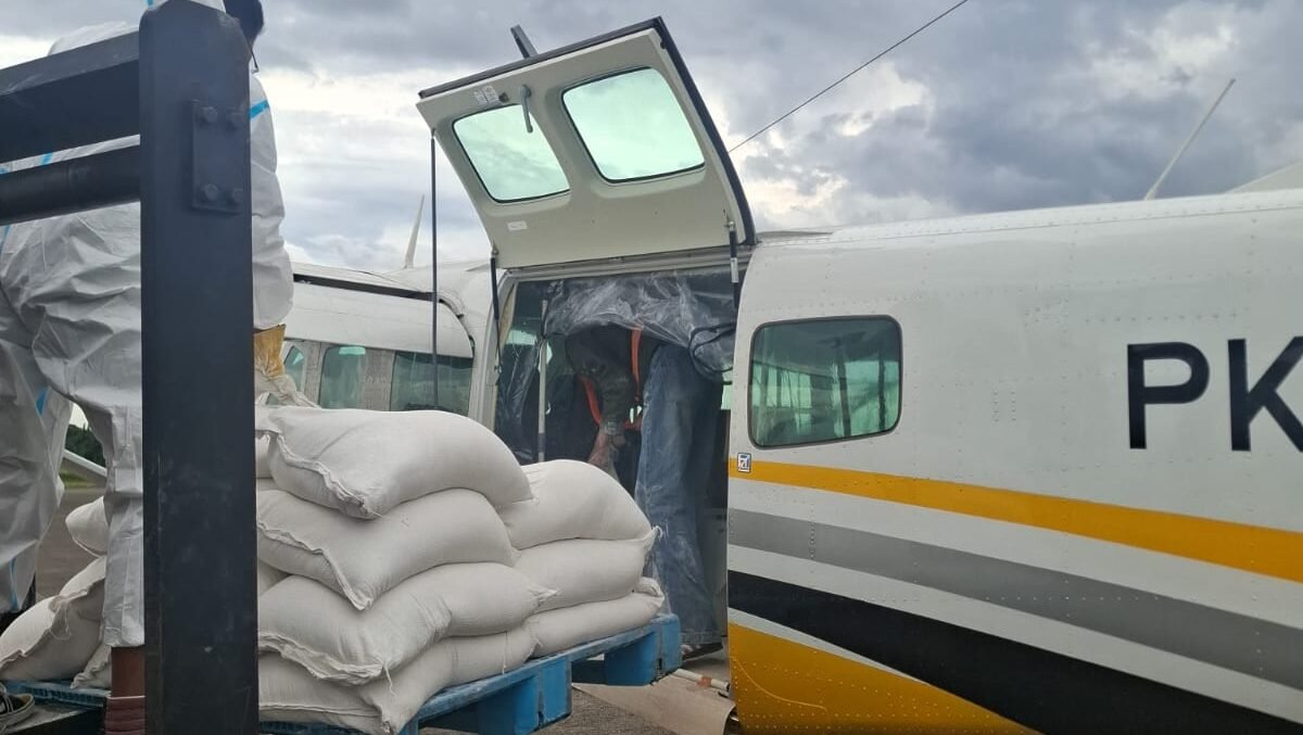 Pesawat Cessa Caravan 2028 PK-YNA yang digunakan BNPB dalam Operasi Modifikasi Cuaca (OMC) Jawa Barat untuk menyemai Kalsium Oksida (CaO) dan Natrium Klorida (NaCl) guna mengurangi risiko bencana akibat curah hujan ekstrem, Kamis (23/10/2025).