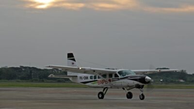 Pesawat Cessna Caravan BNPB bersiap lepas landas untuk misi Operasi Modifikasi Cuaca (OMC) Jawa Tengah dari Bandara Ahmad Yani, Semarang, Jawa Tengah, Rabu (29/10).