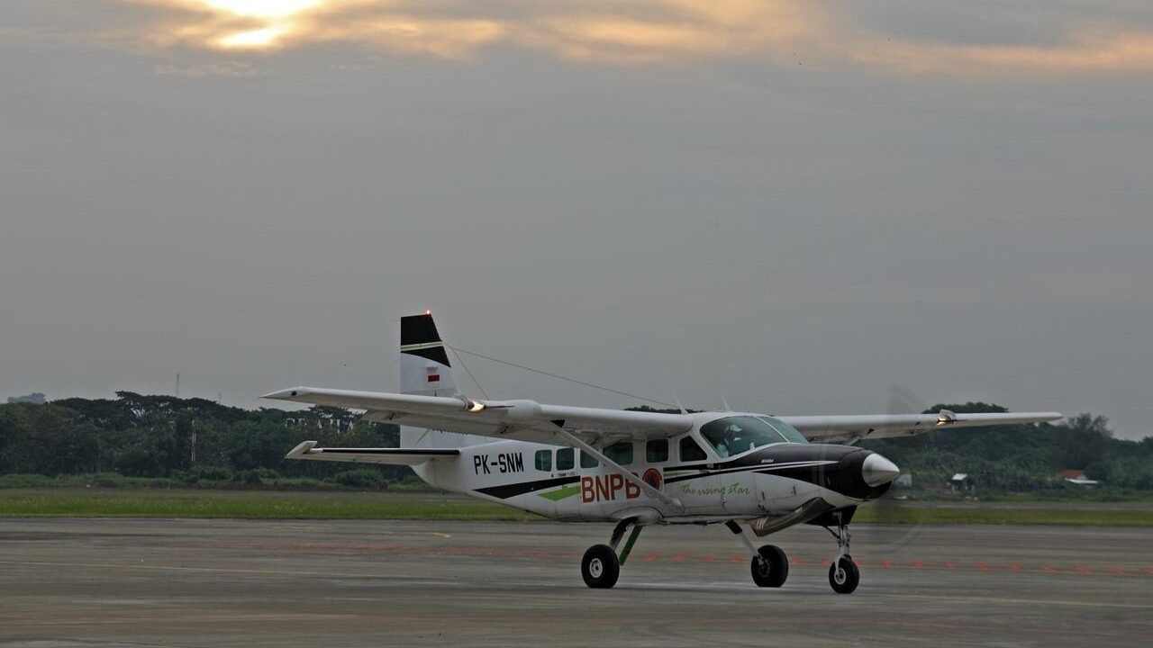 Pesawat Cessna Caravan BNPB bersiap lepas landas untuk misi Operasi Modifikasi Cuaca (OMC) Jawa Tengah dari Bandara Ahmad Yani, Semarang, Jawa Tengah, Rabu (29/10).