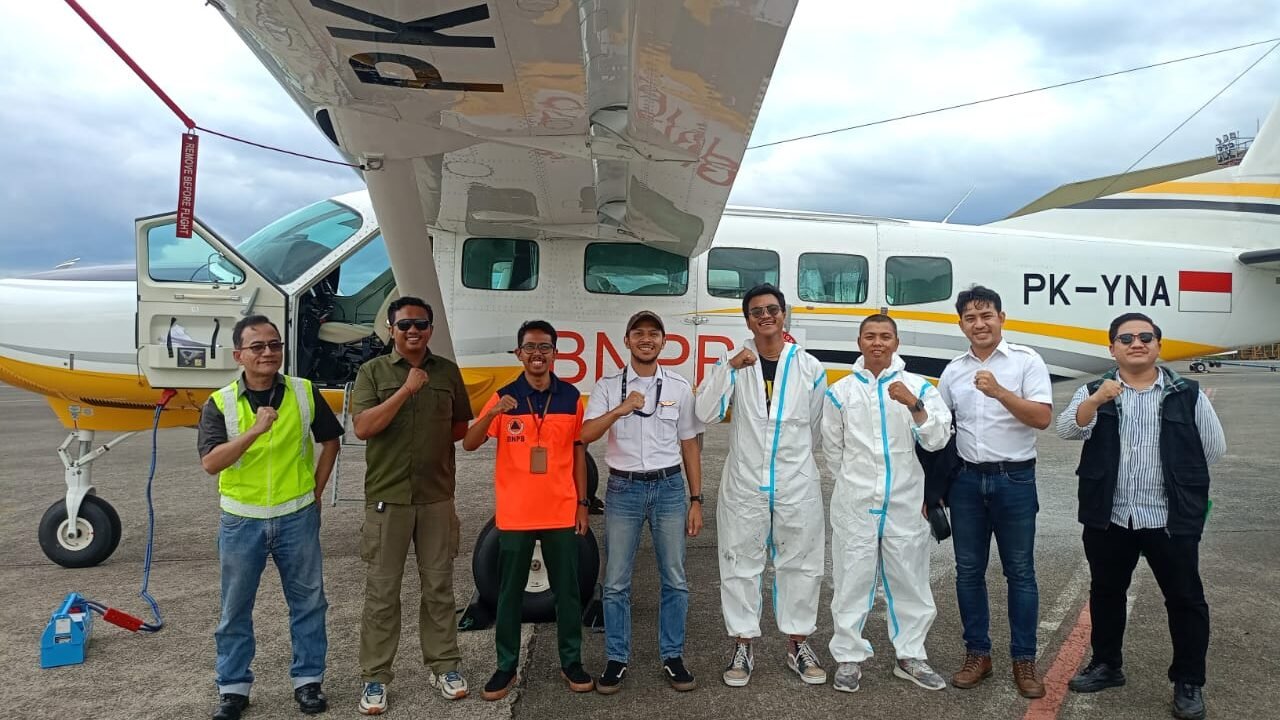 Pesawat Cassa yang digunakan tim BNPB dalam Operasi Modifikasi Cuaca (OMC) saat bersiap melakukan penyemaian garam di wilayah Jawa Barat, Rabu (23/10).