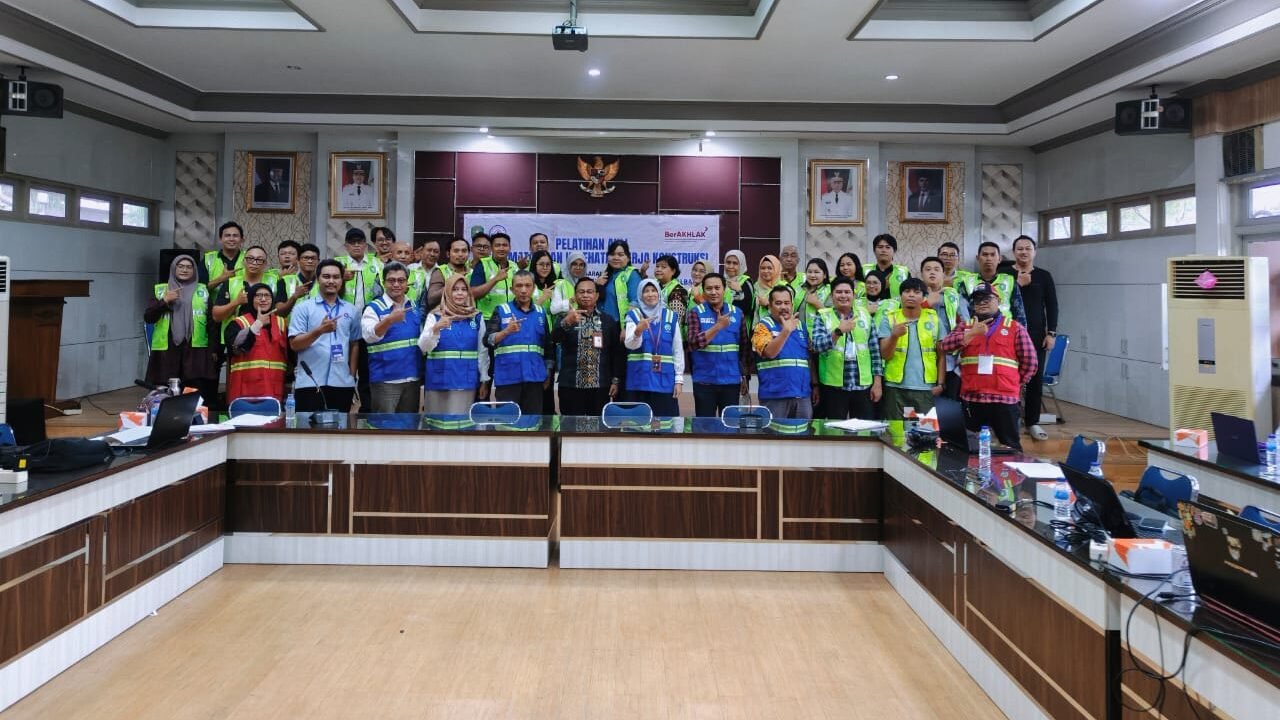 Dinas PUPR Kalbar sukses menggelar Pelatihan Ahli K3 Konstruksi bagi 30 anggota Gapensi, bekerja sama dengan LSP LPK GATAKSINDO untuk tingkatkan kompetensi.