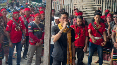 Petrus Sabang Merah selaku perwakilan pekerja berorasi di Kantor Disnakertrans Melawi, Kamis (9/10/2025).