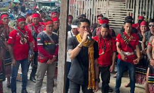 Petrus Sabang Merah selaku perwakilan pekerja berorasi di Kantor Disnakertrans Melawi, Kamis (9/10/2025).