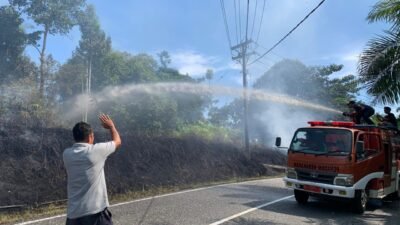 Tim gabungan melakukan upaya pemadaman karhutla yang melanda wilayah Kabupaten Aceh Singkil, Provinsi Aceh, Rabu (29/10). Sumber Foto: BPBD Kabupaten Aceh Singkil