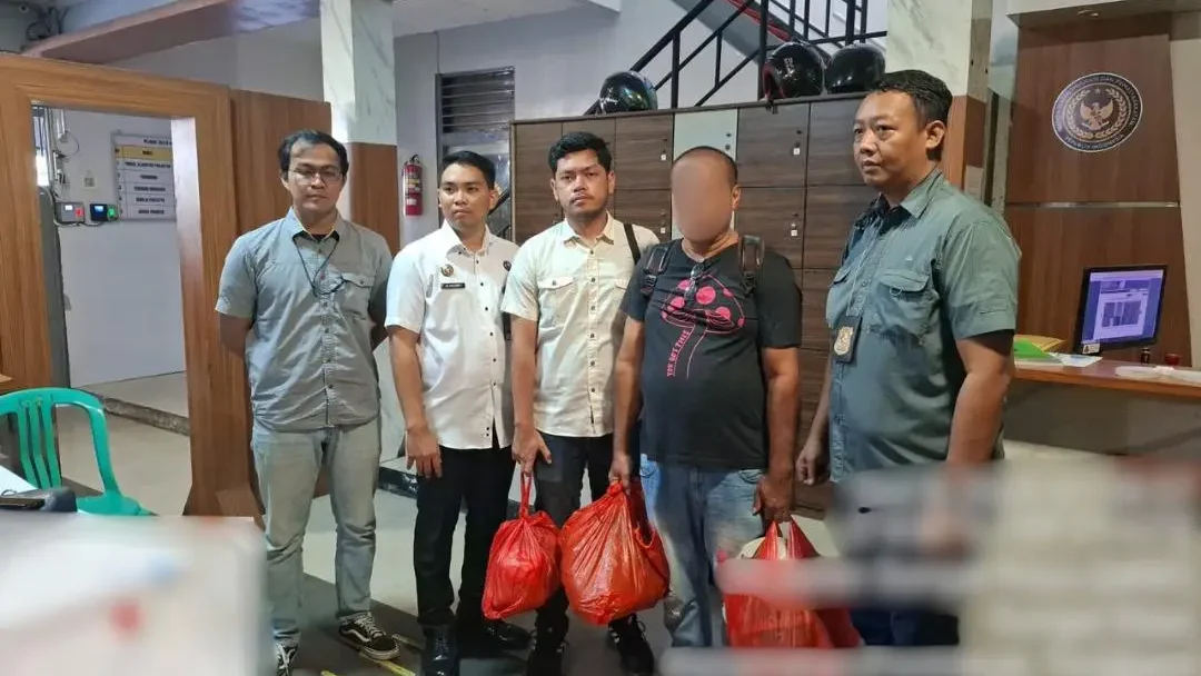 Bea Cukai Kalbagbar gagalkan penyelundupan rokok ilegal dan daging olahan senilai Rp2 Miliar di perbatasan. Satu tersangka diserahkan ke Kejaksaan Bengkayang.