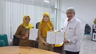 Disdukcapil Pontianak meluncurkan inovasi "Jemput Permen" untuk mempermudah pendataan penduduk nonpermanen.