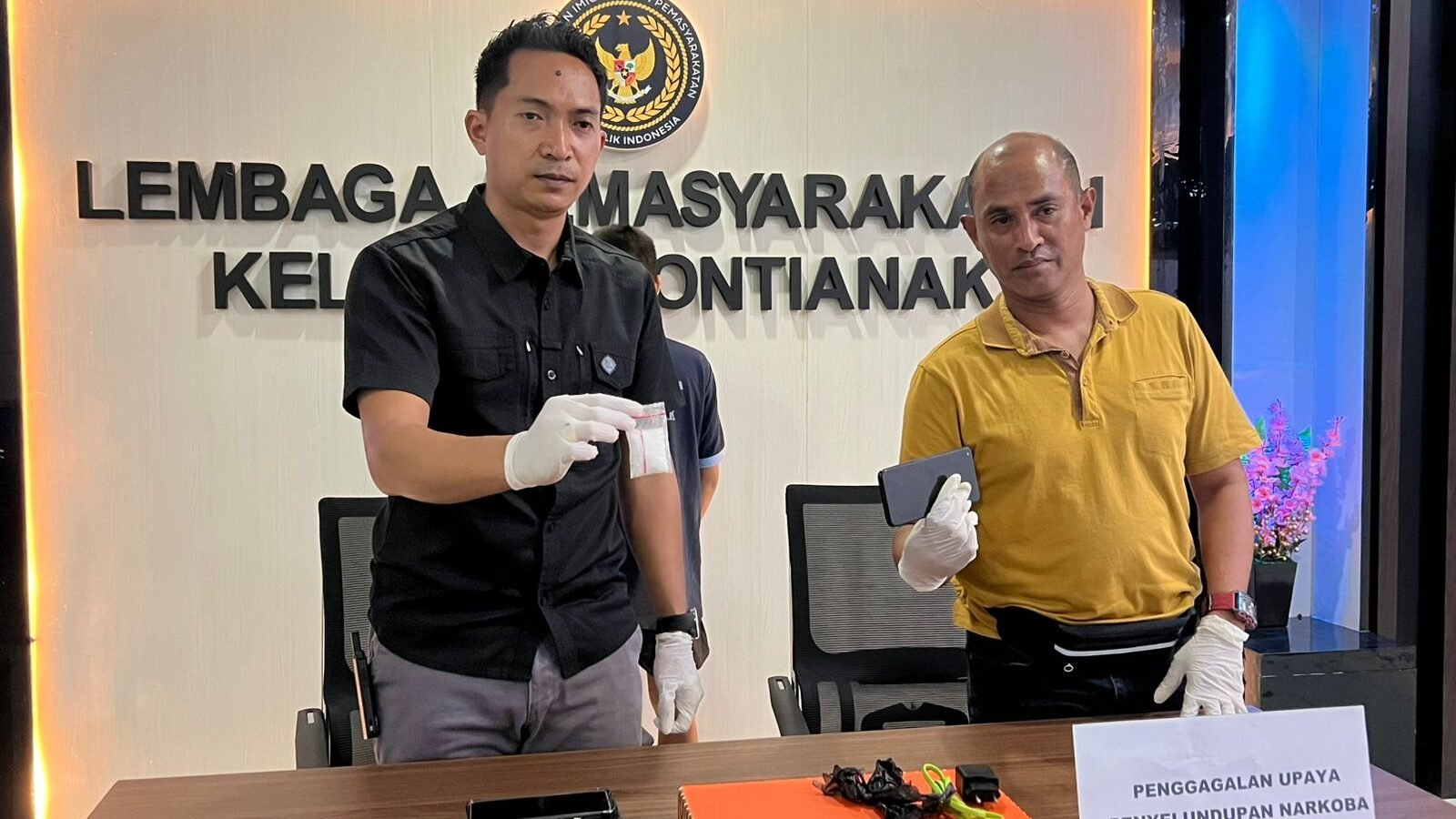 Petugas menunjukkan barang bukti berupa sabu dan satu ponsel selundupan yang kerap menjadi alat bagi napi kendalikan narkoba dari dalam Lapas Pontianak.