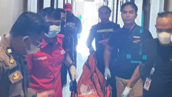 Petugas kepolisian dari Polsek Pontianak Selatan dan Sat Reskrim Polresta Pontianak saat mengevakuasi jenazah S di kamar hotel kawasan Jalan Hijas, Senin (27/10/2025).