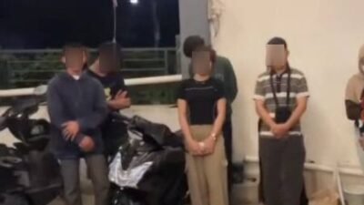 Petugas Satpol PP Sambas saat melakukan pendataan terhadap pasangan yang terjaring razia di sebuah indekos di Desa Pendawan, Sambas, Jumat (24/10/2025) malam. (Dok. Ist)