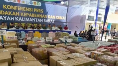 Petugas Bea Cukai Kalbagbar menunjukkan sejumlah barang bukti hasil penindakan di bidang kepabeanan dan cukai yang diamankan sepanjang tahun 2025.