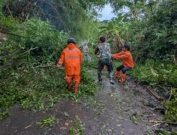 Cuaca Ekstrem Terjang Bekasi dan Bondowoso, Puluhan Rumah Rusak Diterpa Angin Kencang