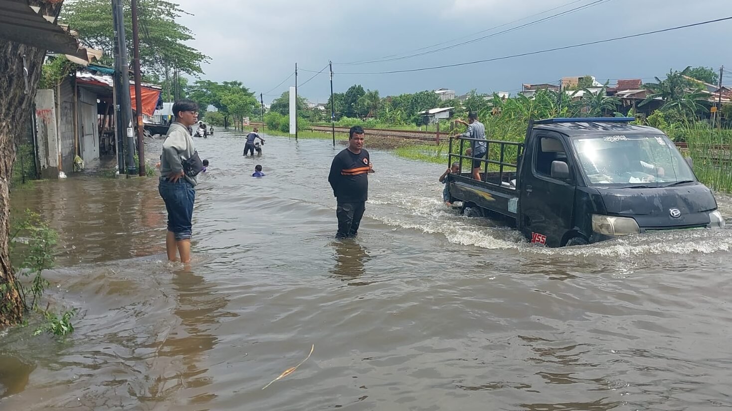 BPBD Kota Semarang melakukan monitoring dan kaji cepat di lokasi terdampak banjir di Kota Semarang, Jawa Tengah Rabu (23/10). Sumber Foto: BPBD Kota Semarang.
