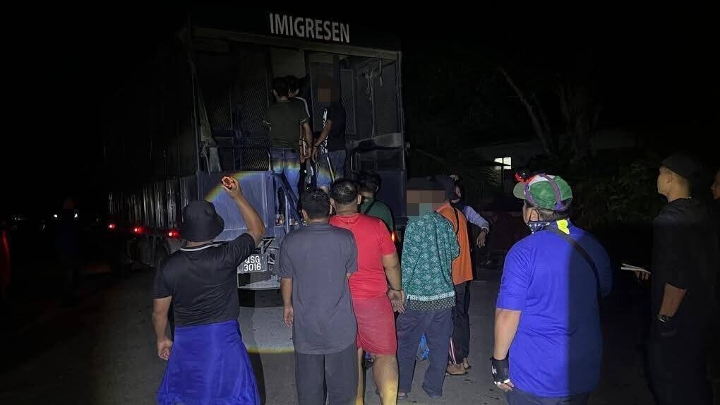 Sejumlah WNA yang diduga pendatang tanpa izin diamankan oleh petugas Imigresen Malaysia dalam sebuah operasi di Sarawak. Otoritas Malaysia saat ini tengah gencar melakukan razia di berbagai wilayah.