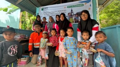 Sedikitnya 100 bayi dan balita di Desa Pelapis mendapatkan Pemberian Makanan Tambahan (PMT) dari PT DIB. Program ini adalah kolaborasi perusahaan antara Puskesmas dan Kader Posyandu dari tiga Dusun di Desa Pelapis. 