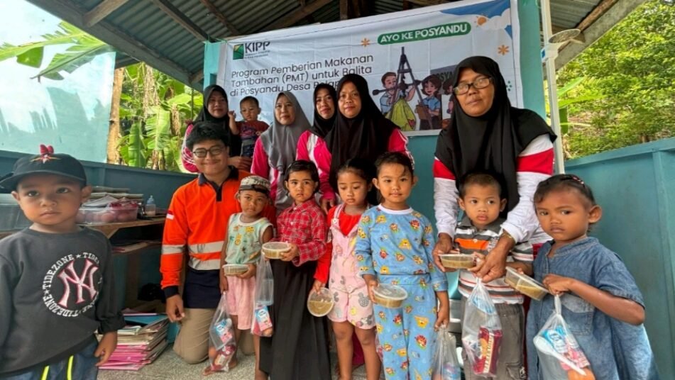 Sedikitnya 100 bayi dan balita di Desa Pelapis mendapatkan Pemberian Makanan Tambahan (PMT) dari PT DIB. Program ini adalah kolaborasi perusahaan antara Puskesmas dan Kader Posyandu dari tiga Dusun di Desa Pelapis. 
