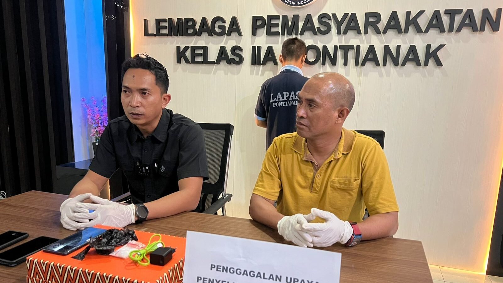 Kepala KPLP Lapas Kelas IIA Pontianak, Nugraha Sukma Anggara bersama KBO Satres Narkoba Polres Kubu Raya Iptu Raimond dalam konferensi pers yang digelar pada Selasa malam (14/10/2025). Foto: HO/Faktakalbar.id