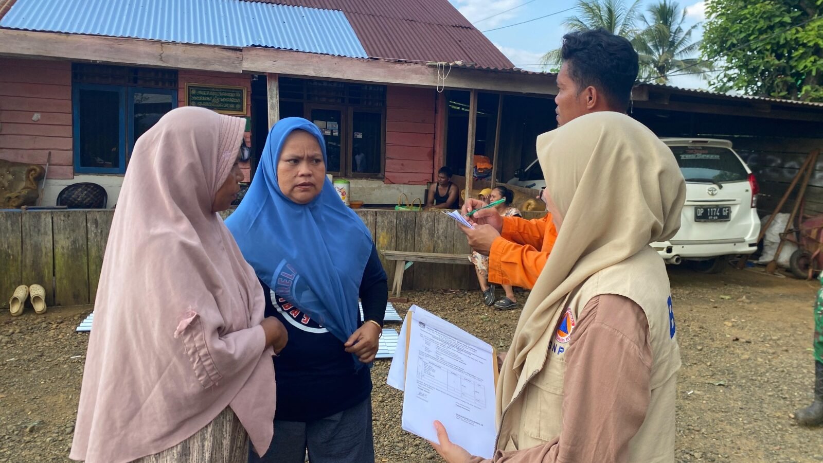 Petugas melakukan pendataan korban terdampak angin kencang yang terjadi di Kecamatan Towuti, Kabupaten Luwu Timur pada Jumat (17/10). Foto: BPBD Kab. Luwu Timur