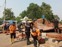 Angin Kencang di Gondangrejo Rusak Belasan Rumah, Sekolah, dan Masjid