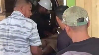 Petugas kepolisian dibantu warga mengevakuasi jenazah pria yang ditemukan meninggal dunia di area Pasar Semudun, Kecamatan Sungai Kunyit, Mempawah, Kamis (23/10/2025).