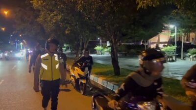 Petugas gabungan Polresta Pontianak saat menjaring pengendara yang menggunakan knalpot brong di ruas jalan Kota Pontianak.