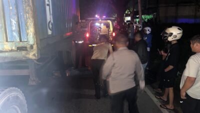 Petugas Satlantas Polres Kubu Raya saat melakukan evakuasi di tempat kejadian perkara (TKP) kecelakaan maut di Jalan Transkalimantan, Desa Ampera, Kecamatan Sungai Ambawang, Minggu (5/10/2025) dini hari.
