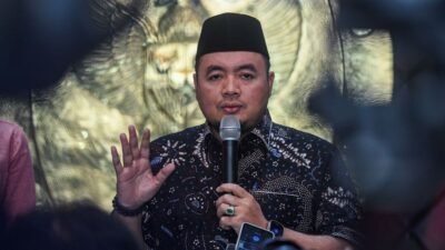 "Pimpinan KPU RI, termasuk Ketua, dijatuhi sanksi Peringatan Keras oleh DKPP terkait penyalahgunaan jet pribadi Rp90 miliar saat Pemilu 2024."