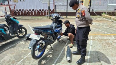 Seorang pengendara yang melanggar diminta ganti knalpot standar di tempat sebagai edukasi.(Dok. Polres Sanggau)