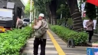 "Viral di TikTok, seorang oknum anggota Brimob Polda Metro Jaya diperiksa Propam usai aksinya melakukan catcalling terhadap wanita di Jakarta Selatan. "