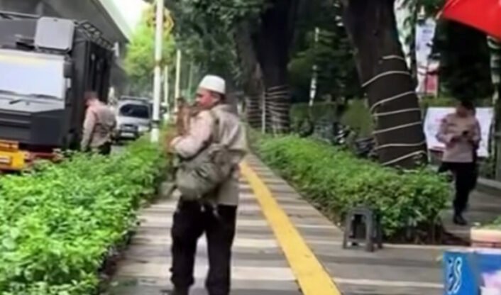 "Viral di TikTok, seorang oknum anggota Brimob Polda Metro Jaya diperiksa Propam usai aksinya melakukan catcalling terhadap wanita di Jakarta Selatan. "