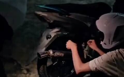 Petugas Sat Lantas Polres Singkawang mengawasi pengendara saat melepas knalpot brong di lokasi (kiri) dan sejumlah knalpot yang berhasil diamankan dalam penertiban di Jalan P. Diponegoro, Jumat (10/10/2025) malam.