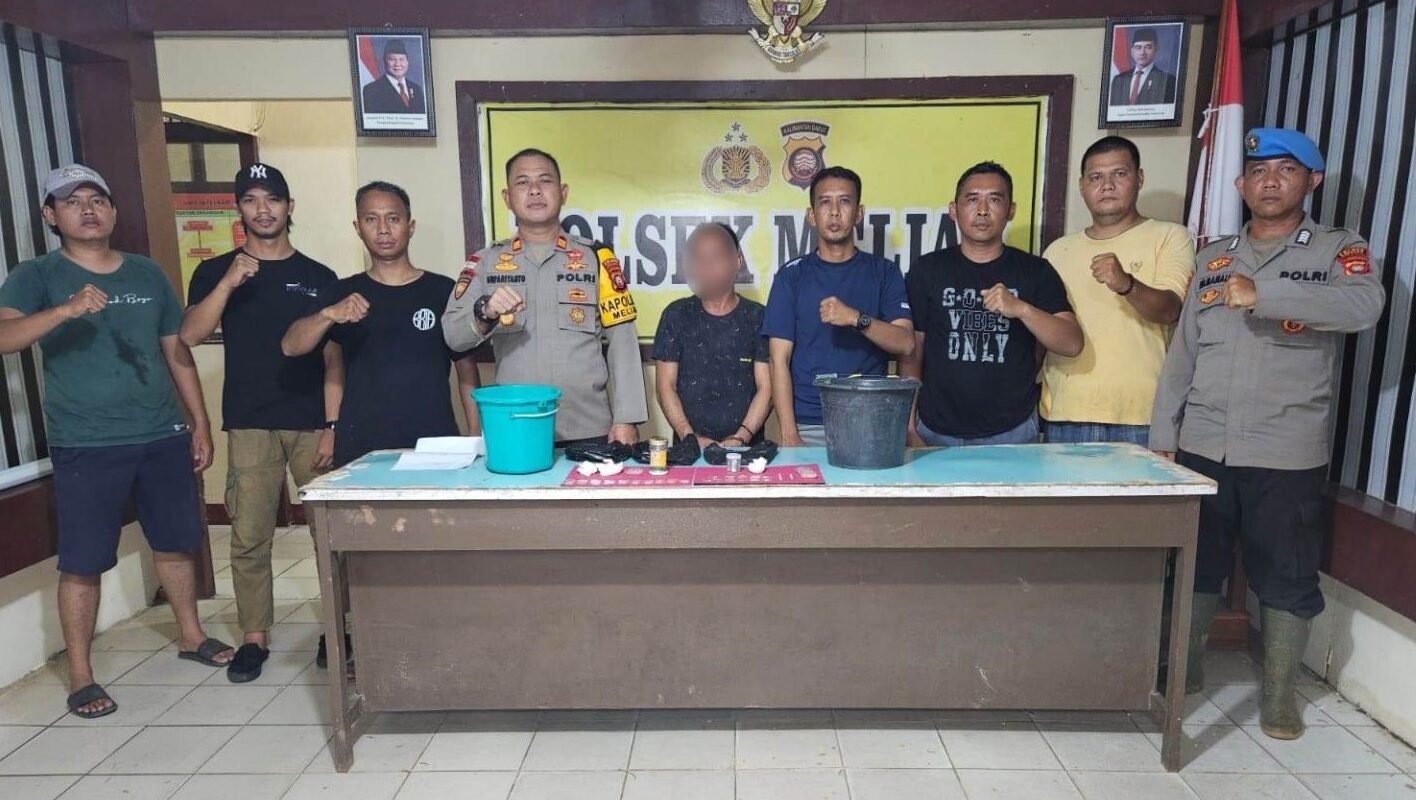 "Polisi Meliau berhasil menangkap pengedar narkoba berinisial J (46) setelah aksi dramatis kejar-kejaran hingga pelaku menceburkan diri ke Sungai Kapuas."