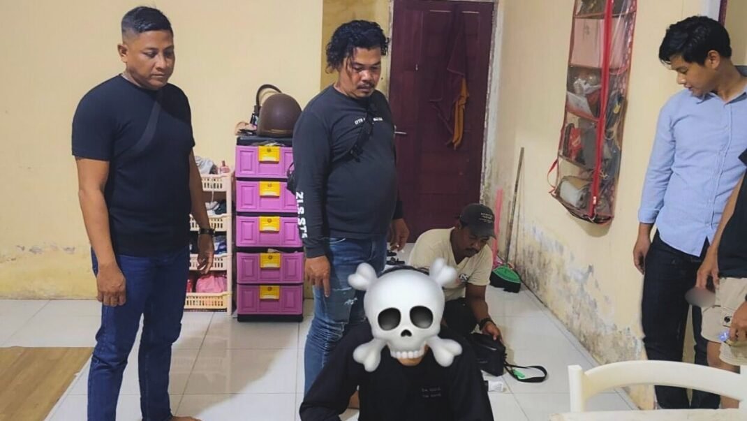 Terduga pelaku RN (tengah) saat diamankan petugas Satreskrim Polres Kubu Raya. RN diduga merupakan ayah dari bayi yang dibuang di kebun kelapa Desa Padang Tikar Dua.