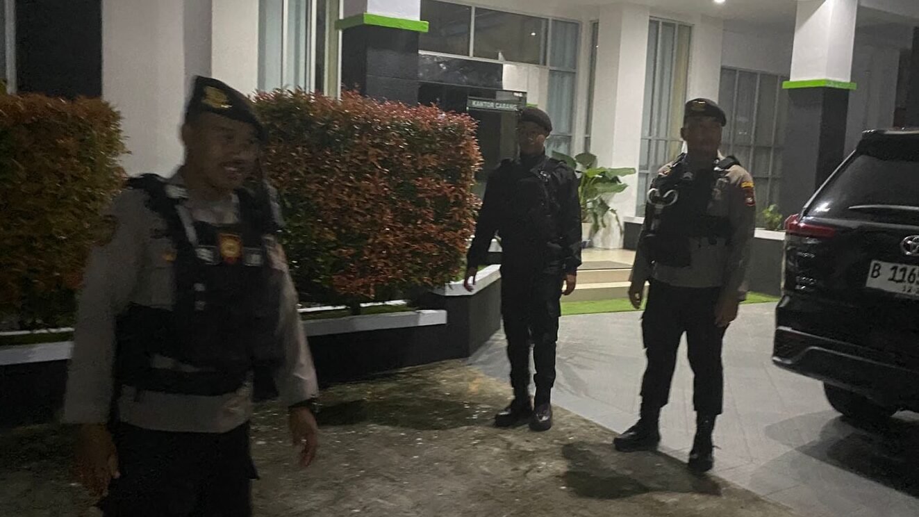 "Satsamapta Polres Kayong Utara menggelar patroli malam hari untuk menjaga kamtibmas. Patroli menyasar sejumlah titik rawan seperti bank, apotek, dan toko emas di wilayahnya."