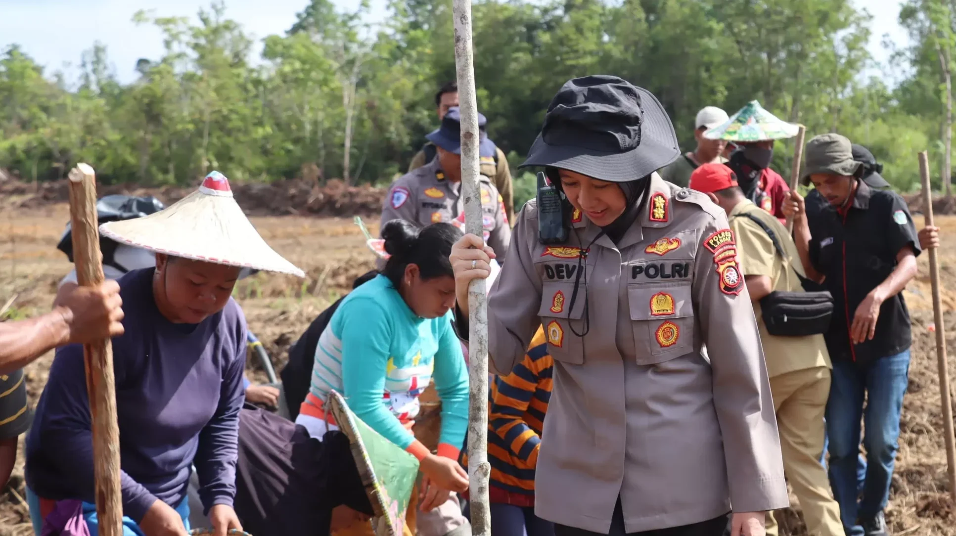 Kapolres Landak, AKBP Devi Ariantari, secara simbolis melakukan penanaman perdana di Demplot Presisi Kwartal IV Polres Landak di Desa Nyiin, Kecamatan Jelimpo, Selasa (14/10/2025).