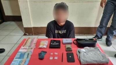 Barang bukti sabu, timbangan digital, uang tunai, dan ponsel yang disita oleh Polsek Sekayam dari tersangka II (25) di Sanggau.