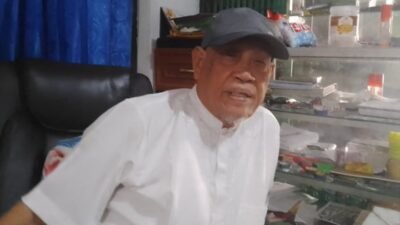 "Genangan air masih merendam Jalan Sepakat II Pontianak. Seorang pemilik kost, Ismail, keluhkan dampak banjir dan soroti buruknya sistem drainase di kawasan Untan sebagai penyebab utama."