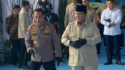 "Presiden Prabowo Subianto akui 'titip' mantan pengawalnya masuk sekolah perwira Polri. Ia membela tindakan itu dan menyebutnya 'sah' karena mereka telah mempertaruhkan nyawa."