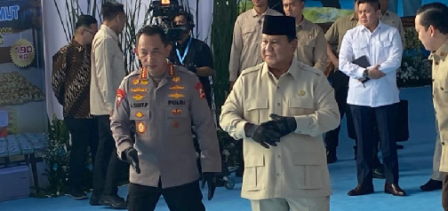 "Presiden Prabowo Subianto akui 'titip' mantan pengawalnya masuk sekolah perwira Polri. Ia membela tindakan itu dan menyebutnya 'sah' karena mereka telah mempertaruhkan nyawa."