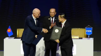 Presiden FIFA Gianni Infantino bersama Sekjen ASEAN Kao Kim Hourn saat menandatangani MoU peluncuran FIFA ASEAN Cup dalam rangkaian KTT ASEAN di Kuala Lumpur, Minggu (26/10/2025). (Dok. Instagram/gianni_infantino)