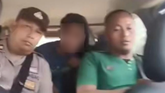 Terduga pelaku penembakan (inisial R) saat diamankan oleh petugas kepolisian Polres OKI untuk menjalani pemeriksaan lebih lanjut.