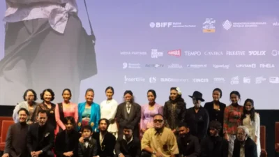 Produser film "Pangku" Arya Ibrahim dan Gita Fara saat berfoto dengan jajaran kru dan pemeran film dalam acara gala perdana di Jakarta. (Dok. Ist)