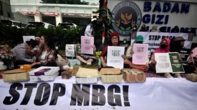 "Program Makan Bergizi Gratis (MBG) yang diklaim sukses secara internasional oleh Presiden Prabowo, kini dibayangi oleh 11.566 kasus keracunan anak menurut data JPPI."